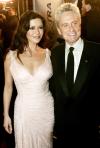 Por la alfombra roja desfilaron Catherine Zeta-Jones, Brad Pitt (foto), George Clooney, Matt Damon, Andy García y el director Steven Soderbergh, algunos de los responsables de darle vida a esta nueva historia. 

Pitt llegó solo solo a la premier, por lo que los comentarios entre los fans y los medios de comunicación no se hicieron esperar sobre si es cierto o no que se está separando de su esposa Jennifer Aniston, como se ha especulado en algunos medios.