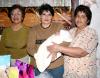 Margarita Muñoz de Esquivel acompañada de Esperanza Espino y Rosario Fierro, quienes le ofrecieron una fiesta de bienvenida por el nacimiento de su hija María Isabel