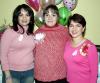 Mayela Espinoza de Romo acompañada de unas amigas el día de la fiesta que le ofrecieron por el próximo nacimiento de su bebé.