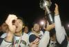 El silbatazo del árbitro anunció el inicio de la fiesta y la explosión de fuegos artificiales y el estallido de una pasión desbordada ofrecieron un marco esplendoroso que se había preparado para los Rayados del Monterrey, pero que los Pumas aprovecharon para alzarse con el título del Torneo de Apertura 2004. Un bicampeón, al fin, un equipo que hace historia.