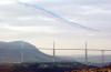 El presidente francés, Jacques Chirac, inauguró  el viaducto de Millau, el puente más alto del mundo, levantado en el centro de Francia para acortar la distancia entre el norte de Europa y el Mediterráneo.