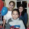 Paquito González Rosales acompañado por sus familiares, en la fiesta infantil que le prepararon para festejarlo con motivo de su cumpleaños