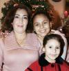 Laura de Mcgahagan con las pequeñas Sofía y Laurita Betancourt captados en reciente reunión navideña.