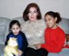 D-Laura de Mcgahagan en compañía de sus sobrinas Laura y Sofía Betancourt, en reciente convivio navideño