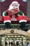 Un Santa gigante fue forma parte de la decoración de una tienda en Shanghai.