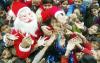 Un hindú vestido de Santa Claus reparte dulces a niños en una escuela en la ciudad de Chandigarh.