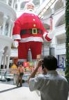 En Indonesia construyeron un gran Santa Claus para conmemorar la Navidad.