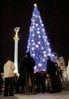 El árbol navideño está encendido en la plaza de la Independencia, en el centro de Kiev (Ucrania).