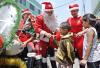 El escuadrón Fénix de la policía motorizada de Perú, disfrazada con el traje de Papa Noel, recorre las calles del barrio limeño de barrios altos.