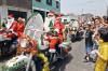 El escuadrón Fénix de la policía motorizada de Perú, disfrazada con el traje de Papa Noel, recorre las calles del barrio limeño de barrios altos.