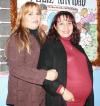 21 de diciembre de 2004

Claudia Susana Robles Gallegos junto a las anfitrionas de su fiesta de regalos.