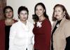 22 de diciembre de 2004

 Karina Hernández Calzada en compañía de las anfitrionas de su despedida de soltera, Cidelia Juárez Nuñez y Maria Aurora Calzada de Hernández