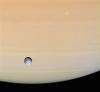 Entonces, la sonda enviará directamente sus datos a la Tierra, donde llegarán en forma de una débil señal captada a través de una red de radio-telescopios situados entorno al océano Pacífico.

'Huygens', construida por la ESA, tendrá como misión estudiar la composición de Titán, que los científicos europeos califican como 'la más misteriosa de las lunas de Saturno'.

El principal interés de la misión reside en el estudio de la atmósfera de un planeta que, aparentemente, tiene unas condiciones similares a las de la Tierra primitiva, la de hace tres mil 800 millones de años, momento en el que se considera que apareció la vida.