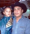 24 de diciembre de 2004


Mauricio Aguirre Rubio junto a su papá Mauro Aguirre Llamas, el día que festejó su tercer cumpleaños.