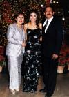 Enrique  y Lupita  Flores con su  hija Vanessa Flores en reciente acontecinmiento.