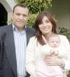 09 de enero de 2005

Alberto González y Lily de González con su hijita Camila González Pérez.