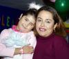 Ana Cristina García Fierro y su mamá Bertha Alicia Franco, en el festejo que le organizaron por su cumpleaños.