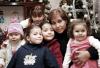 Cristina Ruiz con sus nietas Sofía, Karla, Jimena, Cecy y Cristy, en una reunión de fin de año.