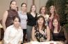 Dalia Rodríguez de Méndez, acompañada  por algunas invitadas a la fiesta de canastlla que le organizaron con motivo del cercano nacimiento de su primer bebé.