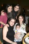 Carmen Martínez, Lydia Martínez, Ana Lía Jaidar, Meche Orozco y el bebé Rafita, en un agradable convivio