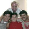 María Colunga Vda. de González celebró  recientemente 80 años  de vida, en compañia de sus  hijos  José , Jesús y Gustavo y demás familiares.