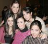 17 de enero de 2005

Laura S. de Robles festejó su cumpleaños con una amena reunión, en compañía de sus amigas Cata Bejarano, Patty de Alburquerque, Martha de Chibli y Caro de García .