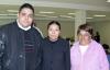 24 de enero de 2005

Omar Mata viajó a los Ángeles y fue despedido por Graciela García y Guadalupe  Anguiano.