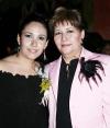 Hildeliza Flores Aguirre en compañía de su mamá Sra. Clara Guadalupe Aguirre de Flores, en su primera despedida  de soltera.