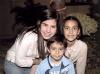 Andrea Garza Rivera junto a su hermano y  su amiga  Sofía Luna.