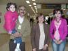 30 de enero de 2005

Lauro y Estela García despidieron a Laura García, que viajó en compañía de su hija a Tijuana