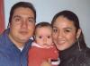 Carlos Barretero y Lucía de Barretero con su hijito Carlos, captados en reciente cinvivio.