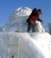 Harbin, la ciudad más septentrional de China, inauguró a 25 grados bajo cero su XXI Festival de la Nieve y el Hielo, una increíble exposición de enormes estatuas de nieve, palacios de hielo y réplicas en tamaño casi real de famosos monumentos cuyas paredes están hechas de agua helada.