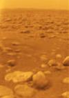 Según los científicos, era evidente que la sonda Huygens había llegado intacta a la superficie de Titán, debido a que había pasado ya el tiempo necesario para su descenso y la navecilla continuaba transmitiendo datos desde el satélite saturnino, dijo David Southwood, director científico de la Agencia Espacial Europea (AEE).