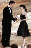 Se llevó a cabo la  62 entrega de los 'Globos de Oro' en Los Ángeles.

La actriz australiana Cate Blanchett junto a su acompañante a su llegada.