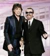Di Caprio logró ser reconocido como el Mejor Actor de Drama por el file 'El Aviador' y dijo sentirse honrado por este reconocimiento que por vez primera gana por su papel del famoso aviador y director Howard Hughes.