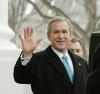 Aunque el mal tiempo y la férrea seguridad podrían haber disuadido fácilmente a los participantes en la segunda investidura de George W. Bush, los entusiastas, cargados de patriotismo, abrigos y mantas, prevalecen hoy en Washington.