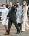 El presidente de Estados Unidos, George W. Bush, junto a su esposa Laura, y dos hijas, comenzó la jornada de su segunda investidura asistiendo a un oficio religioso en una iglesia cercana a la Casa Blanca.