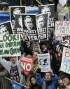 Un grupo de activistas políticos se manifestaron frente a la embajada de Estados Unidos en México en protesta por el inicio del mandato 2005-2009, del presidente estadounidense, George W. Bush.