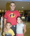 24 de agosto 
Lily y Paquito Martínez con su papá Francisco Martínez, captados recientemente.