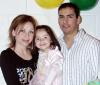 02 de febrero de 2005

Melissa Aranda Quiñones en compañía de sus papás, Jose F. Aranda y Lily Quiñones de Aranda, en la fiesta que le ofrecieron en días pasados.