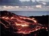 El volcán Kilauea, uno de los más activos de Hawai, ha comenzado a verter lava sobre el mar causando enormes explosiones de vapor, informaron las autoridades de la isla estadounidense.