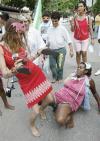 Con toda su desnudez y brillo al estilo de Las Vegas, el carnaval brasileño parece ser el tipo de diversión que podría ser ilegal y en al menos un aspecto lo es. 

Las escuelas de samba  deben mucho de su esplendor a las apuestas ilegales.

Desde hace tiempo es un secreto a voces que el desfile anual de las escuelas de samba en Río -corazón de las fiestas- es financiado en gran parte por quienes manejan un juego ilegal de lotería conocido aquí como 'jogo do bicho' o literalmente 'juego de bichos' o animales.