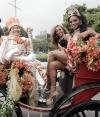 Aunque el Carnaval de Salvador es famoso por su 'Axé', un ritmo más comercial, y por sus 'Tríos Eléctricos', enormes camiones que cargan potentes altavoces y orquestas y tras los cuales puede bailar cualquier persona, las fiestas fueron abiertas este año por un ritmo desconocido y por tambores procedentes de África.