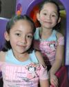 Denisse y Arely González en reciente convivio infantil.