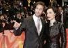 La ministra alemana de Cultura, Christina Weiss, encabezó la inauguración de la muestra, y se proyectó el filme 'Hombre a Hombre', la epopeya del director francés Régis Wargnier (Izq.).

Aquí el director saluda mientras posa con el actor Joseph Fiennes.
