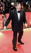 Clásicos del cine francés, como Catherine Deneuve y Gérard Depardieu, competirán con 'Le temps qui changent', de André Techine. Otro francés, Robert Guédiguian, retratará los últimos paseos de Francois Mitterrand en 'Le promeneur du Champ de Mars' ; Alain Corneau representará al cine joven galo con 'Les mots leus', interpretada por Sergi López.

Klaus Wowereit (Der.) y John Kubicki a su llegada.