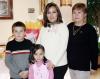 10 de febrero de 2005

 María Mayela Macías de García espera el nacimiento de su tercer bebé, motivo por el cual su mamá , María Navarro Curiel, le ofreció una fiesta de regalos.