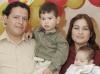 Eduardo Domínguez Moreira acompañado por sus papás y su hermanito, el día que celebró sus tres años de vida.