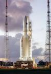 Un cohete lanzado el 11 de diciembre de 2002 perdió el control y fue destruido tres minutos después de su despegue. Dos satélites de telecomunicaciones se perdieron en ese viaje inaugural. 

El Ariane-5, cuyo diseño ha sido mejorado, despegó de su base en Kourou, Guayana Francesa. El despegue fue demorado levemente debido a una interrupción en la cuenta regresiva.

Los cohetes Ariane entraron en servicio en diciembre de 1979.