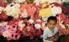 Un niño nusca un regalo en un mercado de Managua.